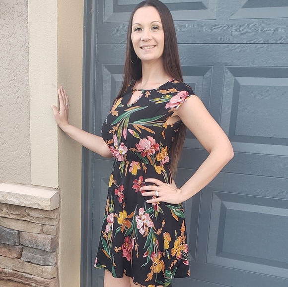 Dress - Picture 4 of 8